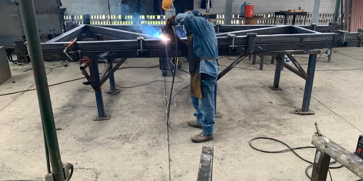Fabricación y soldadura de un chasis en el taller de Iron Lite Trailers