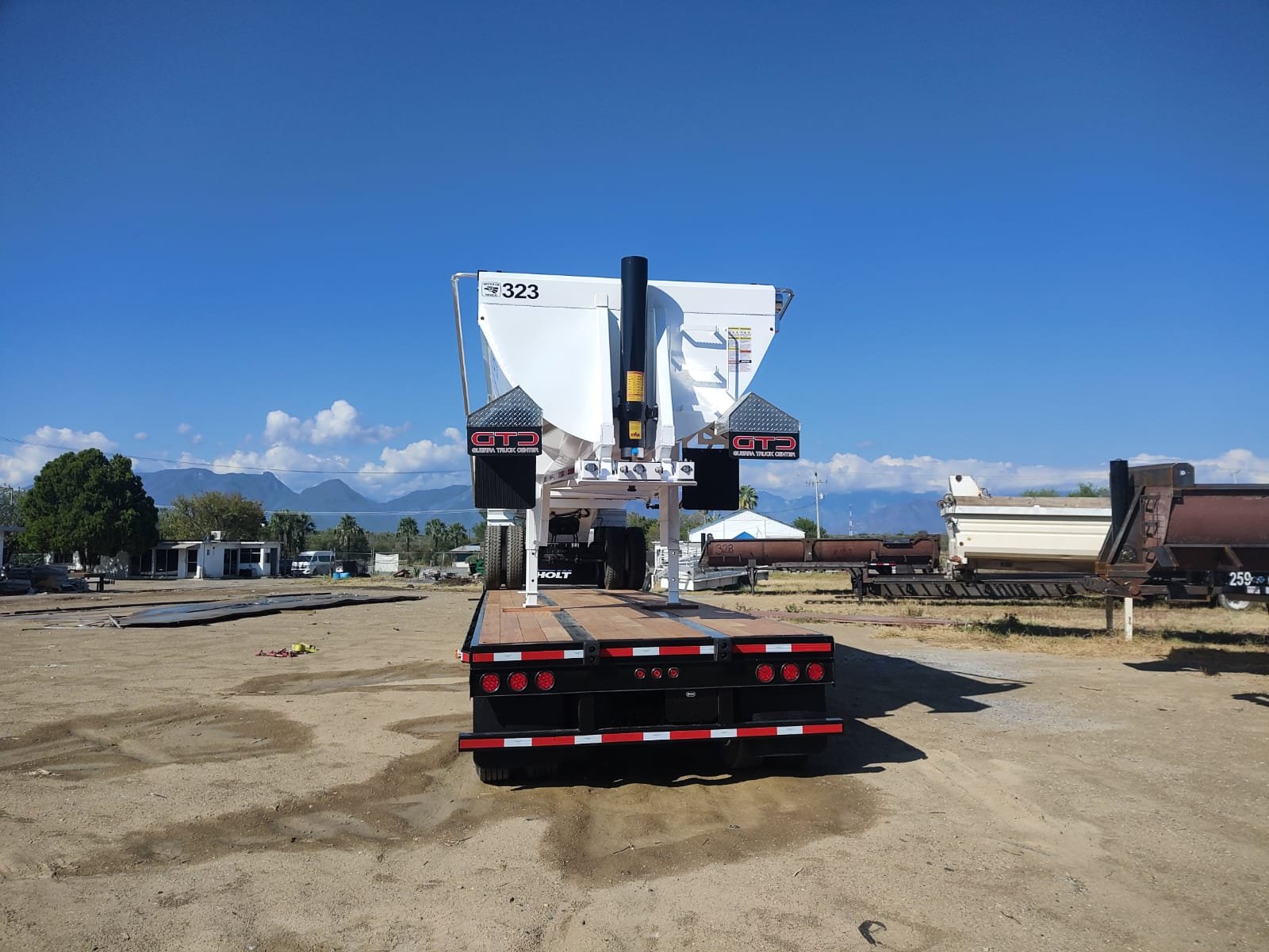 TUFFMAX 500 — BLANCO, UNIDAD 323 — Vista frontal durante transporte — unidad 323