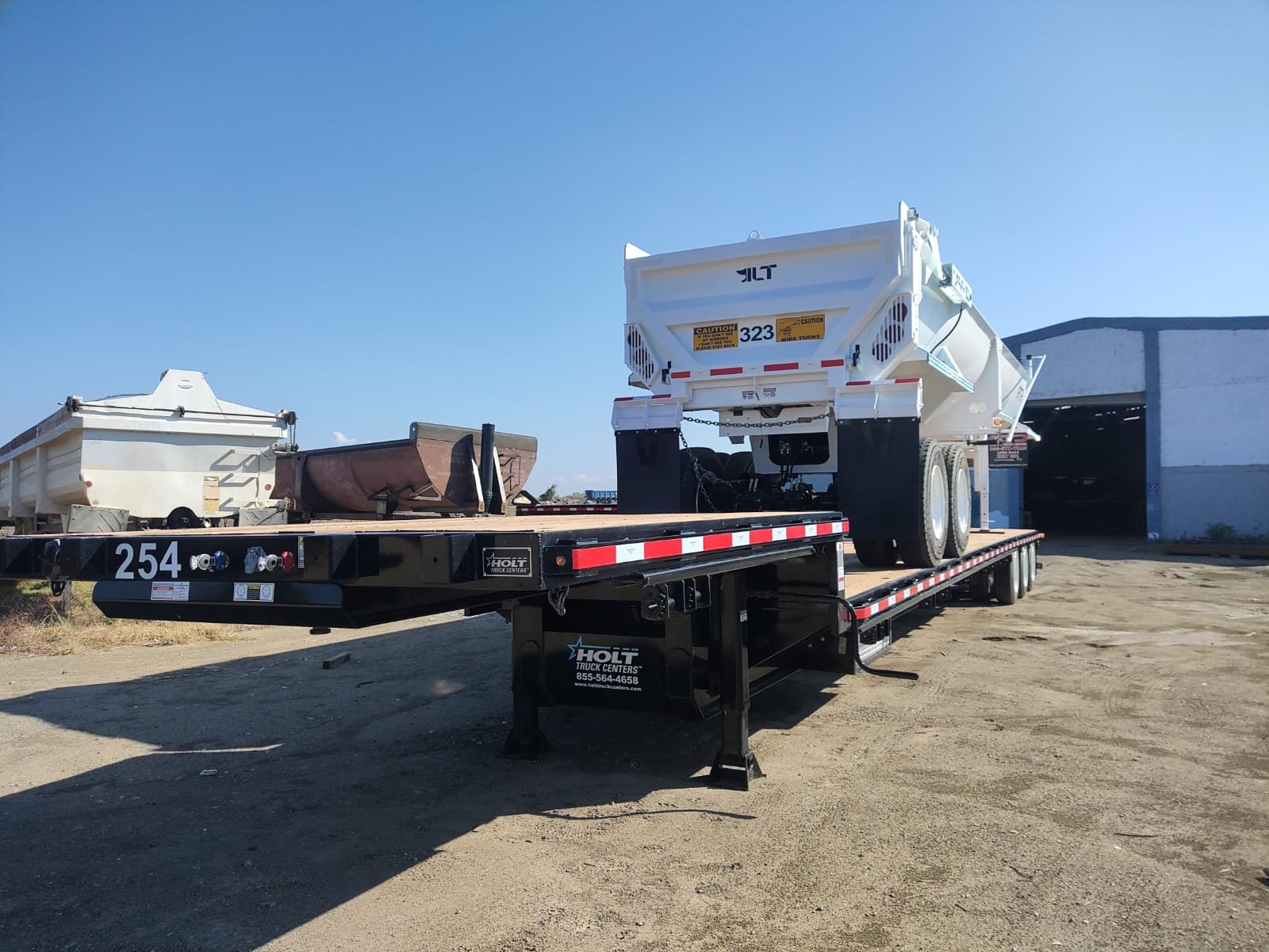 TUFFMAX 500 — BLANCO, UNIDAD 323 — Vista posterior y lateral durante transporte — unidad 323